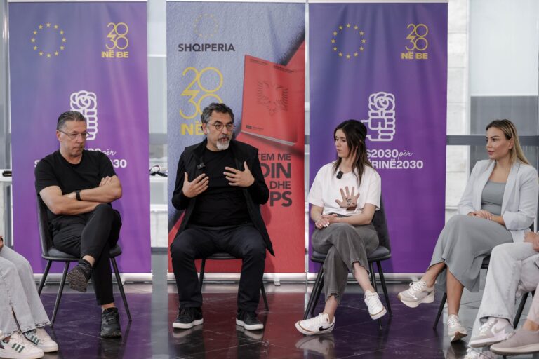 Ministri Blendi Çuçi takim me votues për herë të parë në Vlorë: Mos e çoni votën dëm
