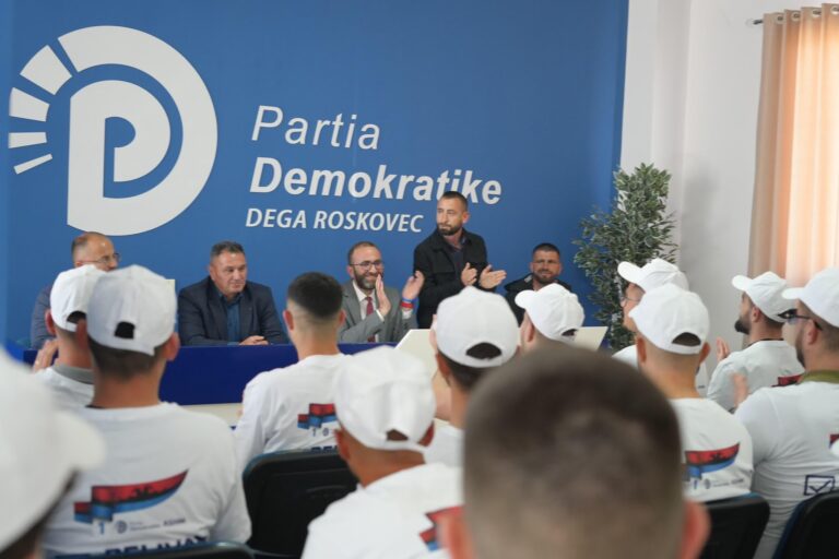FOTO/ Bardhi takim me të rinjtë në Roskovec: Më të mirët e kanë vendin në qeverinë e re të PD pas 11 majit