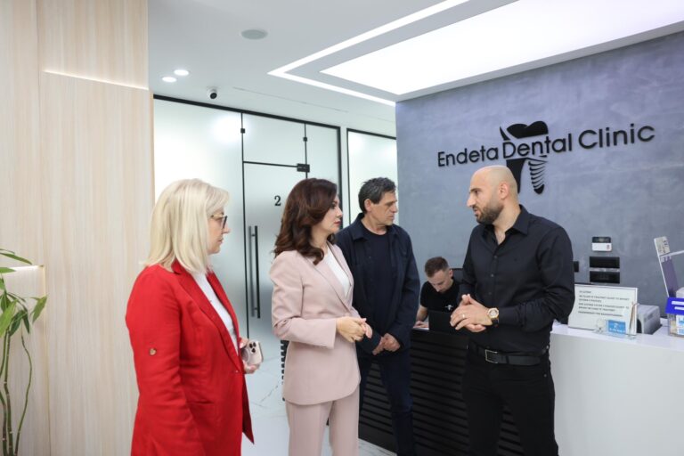 Spiropali vizitë në Endeta Dental Clinic: Çdo javë pret rreth 40 pacientë të huaj me paketa të plota