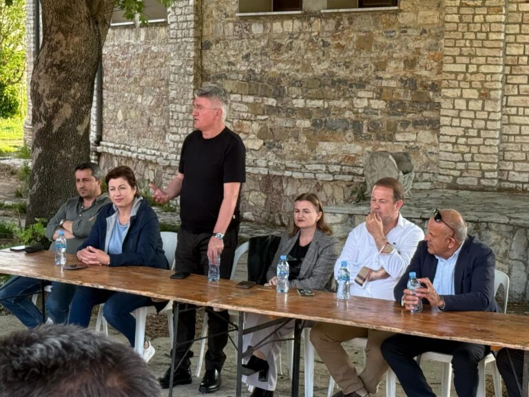 Agron Gjekmarkaj në Tale me demokratët: Pushteti i Ramës ka sjellë pabarazi dhe varfëri