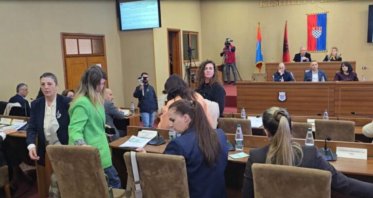 VIDEO/ PSD-PD bëhen ”bashkë”, braktisin mbledhjen e Këshillit Bashkiak të Shkodrës