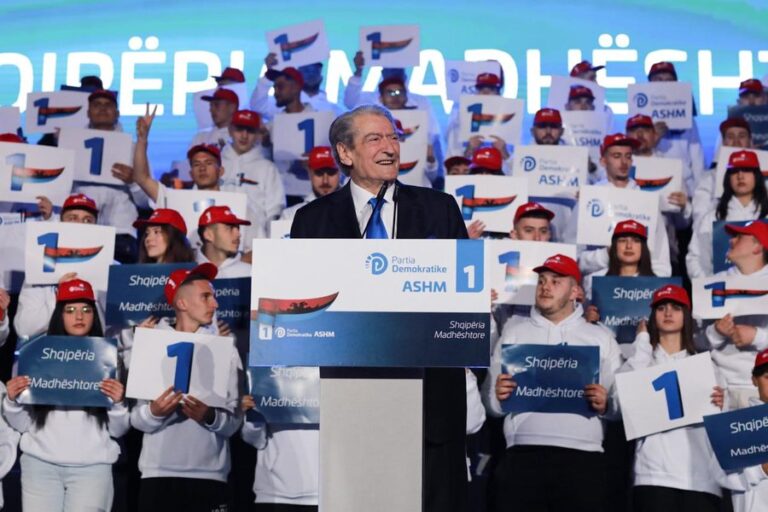 Berisha mbyll tubimin me një thirrje për Ramën: Po preke votën, s’do kesh më vend mbi tokë!