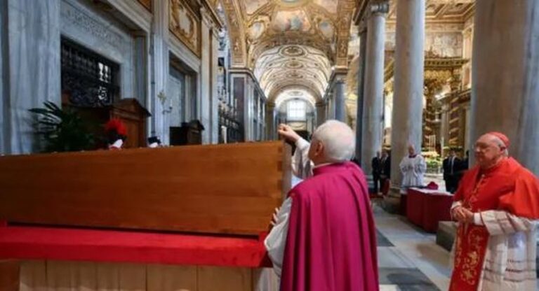 Trupi i Papa Françeskut varroset jashtë Vatikanit, 400 mijë njerëz e nderuan