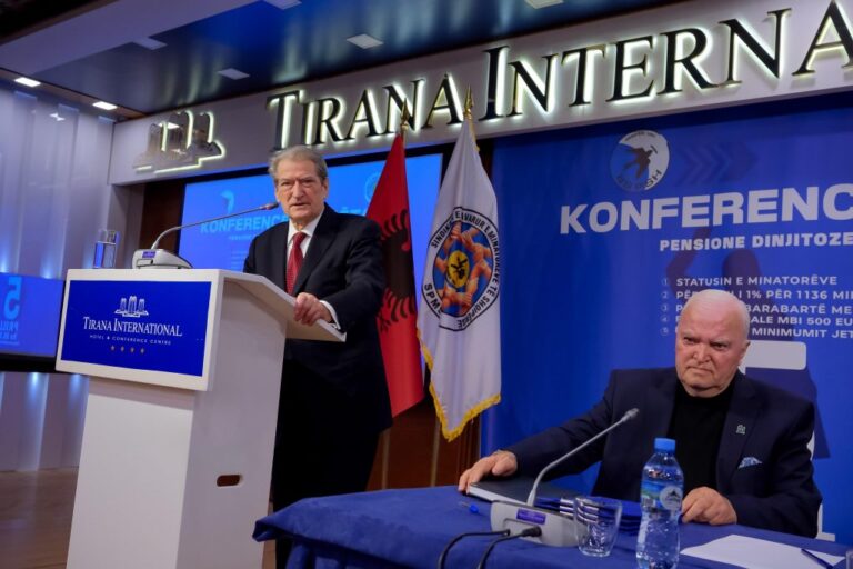 Berisha firmos kontratë me Sindikatat: Shqipëria nuk do ketë asnjë tarifë për mallrat amerikane