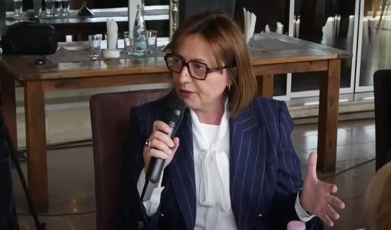 Dhurata Çupi: Kandidatët e PD po bëjnë fushatë politike! Nuk përmenden për veshje, batuta apo krehjen e flokëve