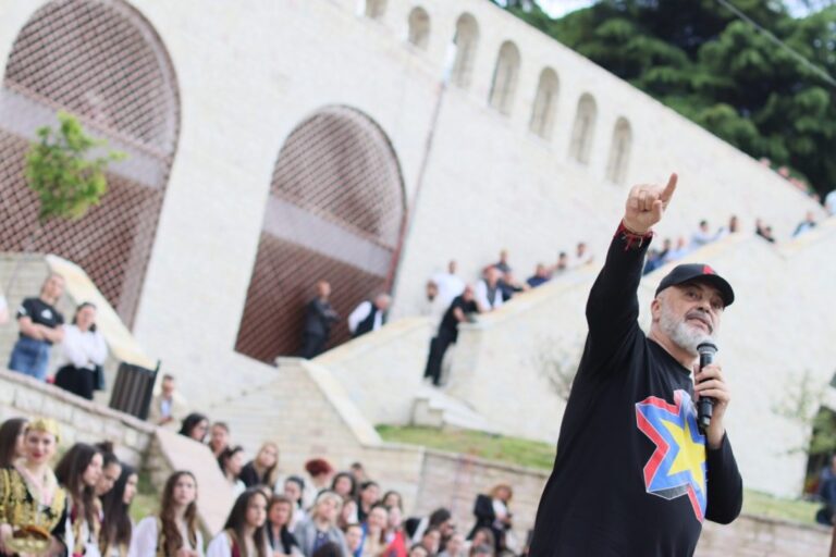 Shqipëria të çojë bufin për negociata me BE? Rama për Berishën: I fiket llamba tre herë në ditë