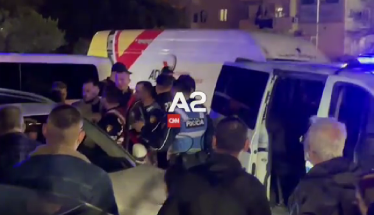VIDEO/ Ndodh edhe kjo, sherr për një vend parkimi mes dy vajzave
