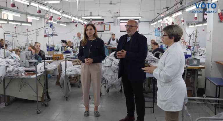 Jorida Tabaku takim me gratë në një fasoneri: Ulje e taksave dhe mbështetja nga PD për punonjësit dhe bizneset
