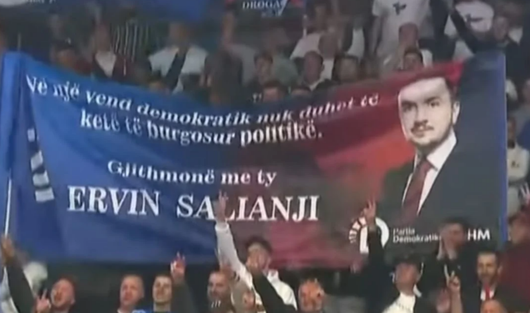 VIDEO/ Edhe pse në burg, Salianji u bë ”pjesë” e takimit të PD në Korçë