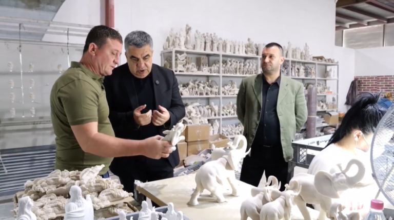 Ministri Gonxhja viziton kompaninë e punimeve artistike: Krenari shqiptare që prek altarët e botës