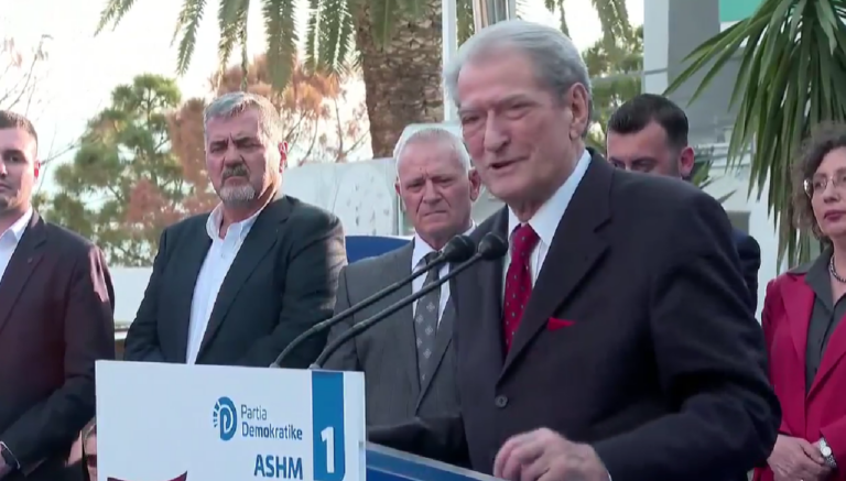 Berisha me demokratët në Sarandë, pritet me polifoni labe në hapje të takimit elektoral