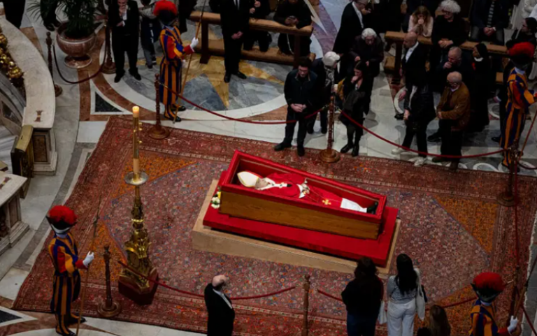 Bota i jep sot lamtumirën Papa Françeskut, i pranishëm Presidenti Trump dhe shumë personalitete botërore