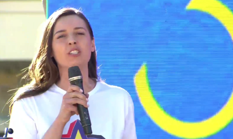 VIDEO/ Kandidatja virale e PS shkrin së qeshuri Ramën dhe thumbon Bardhin: Gazo ku je? Je bërë si balerinë