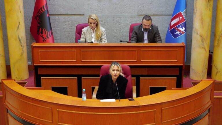 Kryetarja e deleguar e bashkisë, Anuela Ristani flet në mbledhjen e Këshillit Bashkiak për punët dhe projektet e Bashkisë