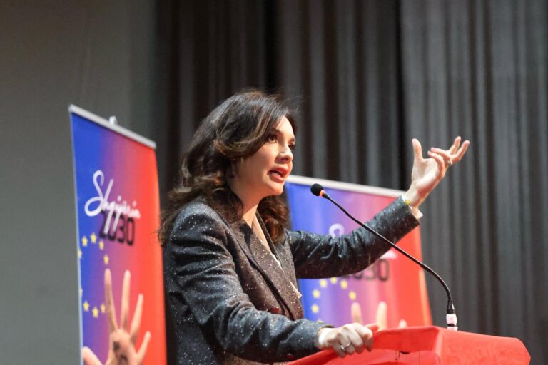 VIDEO/ Elisa Spiropali fushatë kapilare në Kavajë: Votat për Edi Ramën, përtej kufijve partiakë