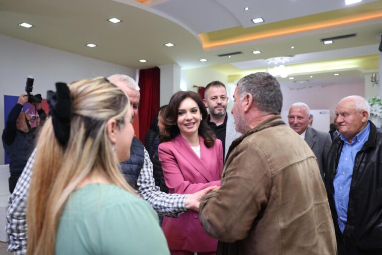 FOTO/ Elisa Spiropali vijon turin e qarkut, sot në Helmas: Kavajën do ta nxjerrim në krye të vendit