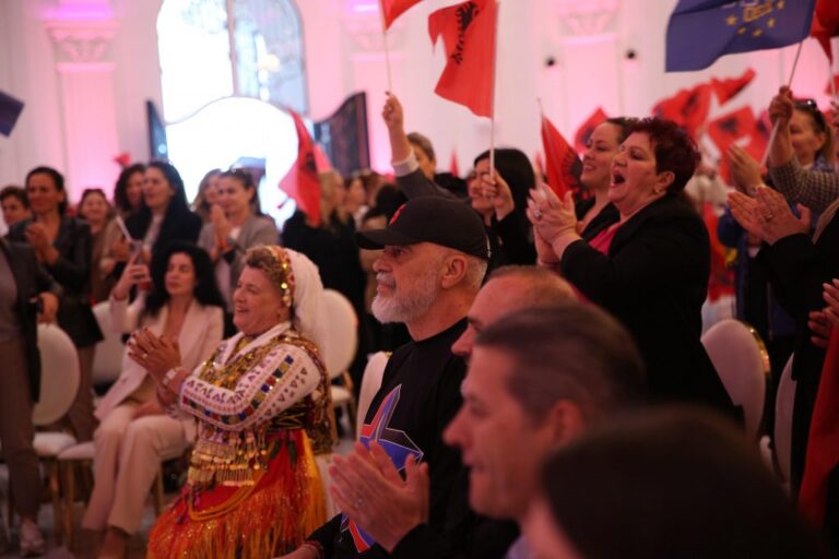 Rama: Pasaporta europiane u siguron shqiptarëve statusin e qytetarit të barabartë në BE