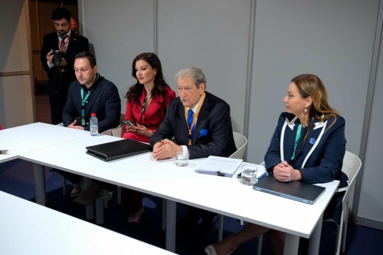 FOTO/ Kongresi i PPE, Sali Berisha takohet me Mickoskin. Zbardhet çfarë diskutuan