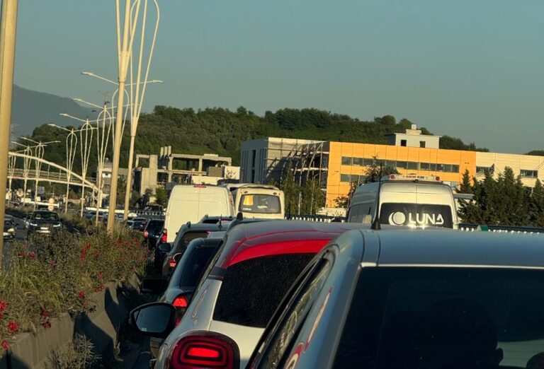 Bllokohet autostrada Vorë-Tiranë, makinat mbi dy orë në trafik