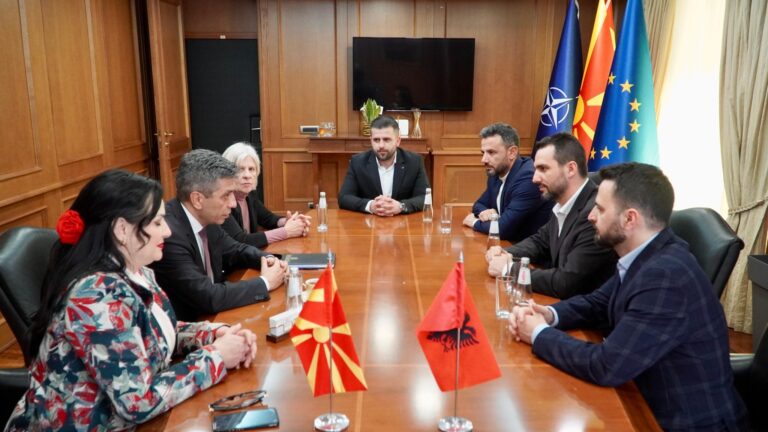 Adriatik Lapaj pritet nga kryeministri kosovar dhe zv/kryeministri maqedonas. Sondazhet e nxjerrin parti të tretë politike