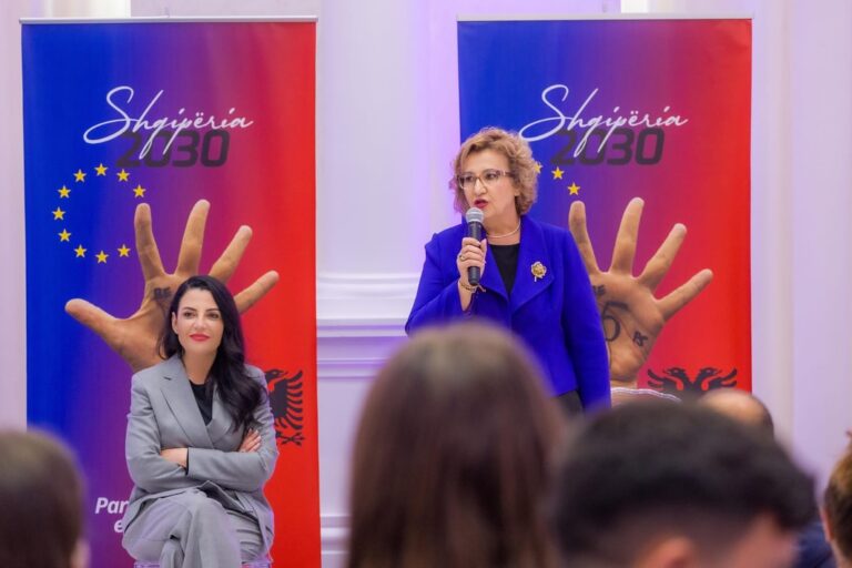 Belinda Balluku me Antoneta Dhima në takime intensive