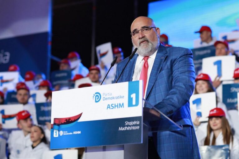 Kryestrategu amerikan LaCivita flet si demokrat: Në 12 vite kr*me. Votoni Berishën, ktheni shpresën