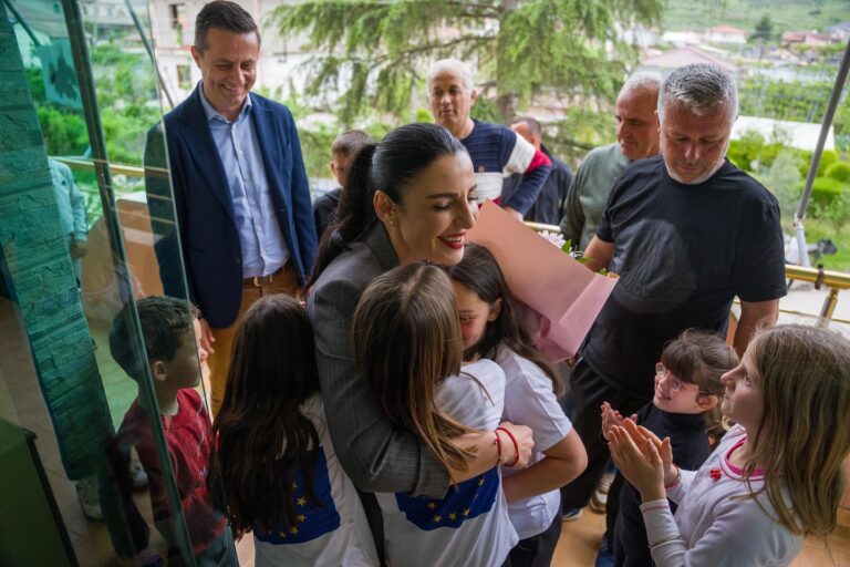 Balluku premton një çerdhe për Portëzën e vogël, një kënd lojërash, edhe një fushë futbolli për djemtë e vegjël