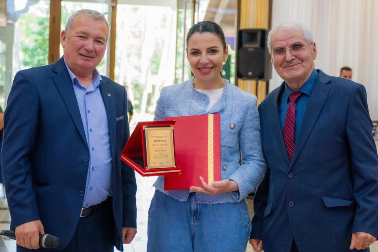 Belinda Balluku me anëtarët e Shoqatës “Labëria”, dega Fier