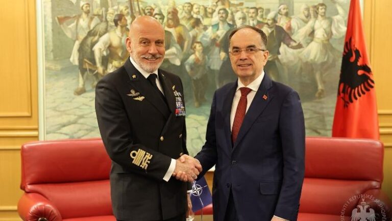 Begaj takim me kryetarin e Komitetit Ushtarak të NATO-s: Prania e Aleancës dhe KFOR-it në rajon, garanci sigurie