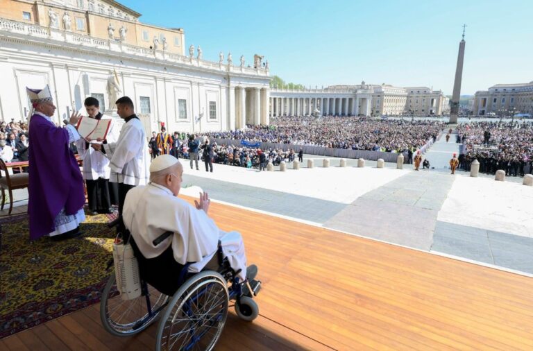 Papa Françesku: Sëmundja është shkollë dashurie, Zoti nuk na lë vetëm. Urim i papritur i tij në Shesh