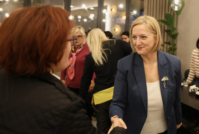 Anila Denaj, takim me gratë dhe vajzat në Njësinë 13 në Tiranë