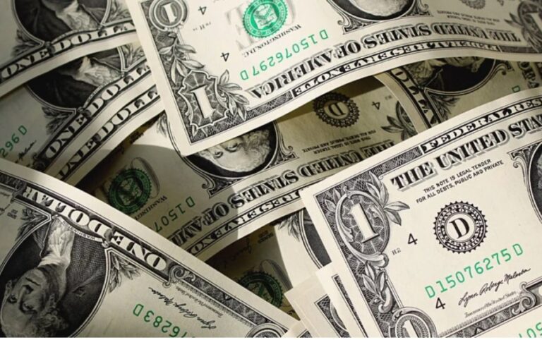 Pasojat e tarifave të Trump, dollari amerikan arrin një rekord të ri të ulët