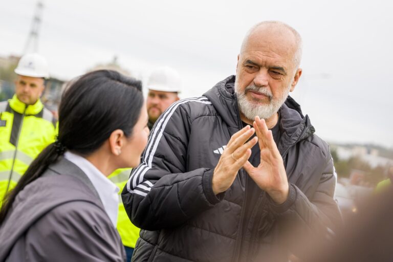 Edi Rama dhe Belinda Balluku inspektojnë aksin Tiranë-Durrës (video)