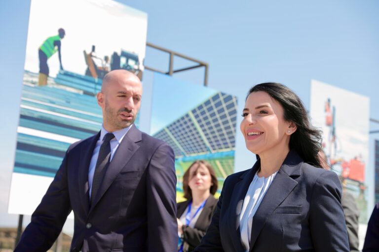 Belinda Balluku me ministrin francez për Europën inaguruan parkun diellor të Karavastasë, më i madhi në Ballkan