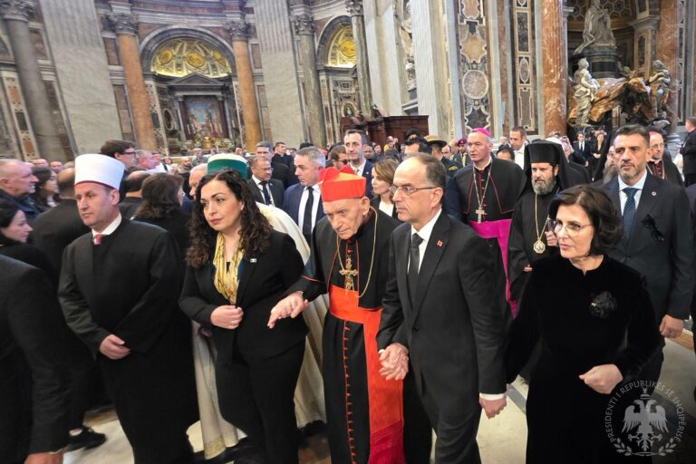 Foto e Ditës vjen nga Vatikani ku krerët e besimeve fetare shqiptare janë bashkë në nderim të Papa Franceskut