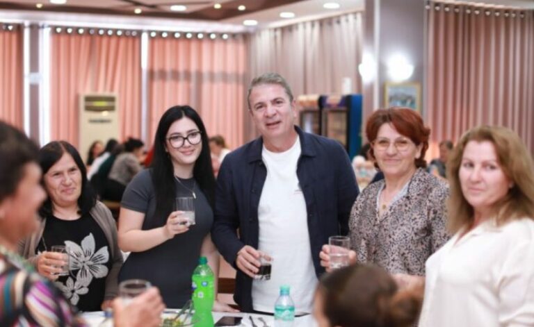 Damian Gjiknuri takim me vajzat dhe gratë në Novoselë: Besoj në mbështetjen tuaj masive