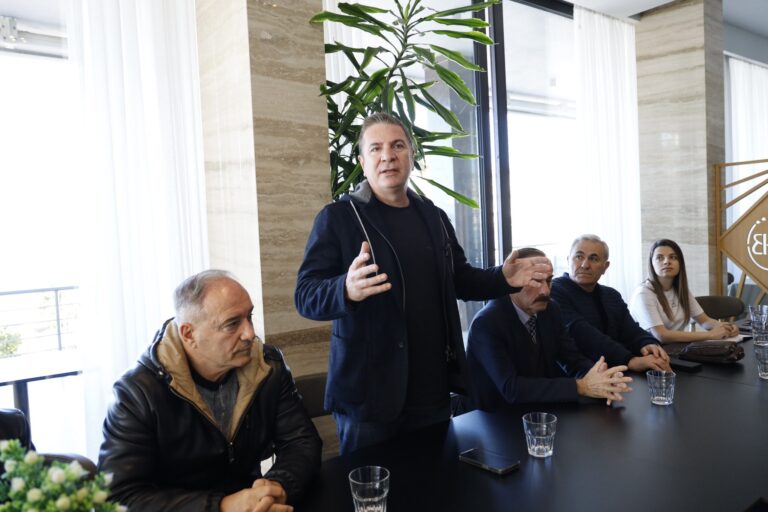 Damian Gjiknuri takon shoqatën atdhetare “Labëria” në Sarandë