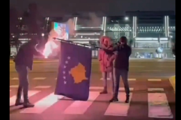 Serbi, huliganët djegin flamurin e Kosovës