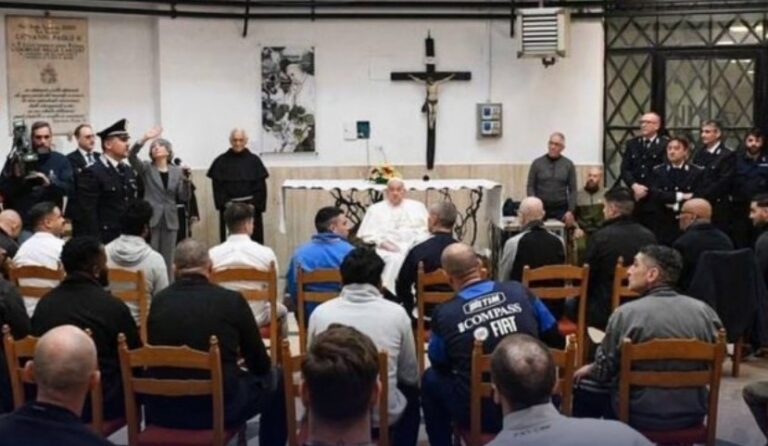 Papa Françesku kishte vetëm 200 mijë euro dhe të gjitha ua la të burgosurve