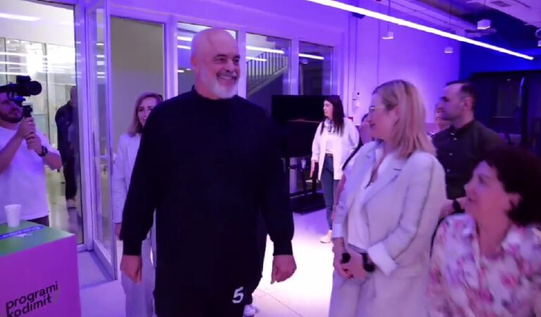 Rama takim me të rinjtë: Hapim shkollë të re teknologjie te Piramida, e inaugurojmë me Presidentin Macron
