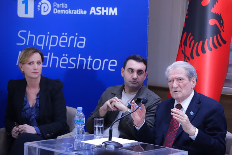 ”Rama do mandat për t’u pasuruar”,Berisha: Sarajet i ka sa 2-fishi i vilës së Enver Hoxhës
