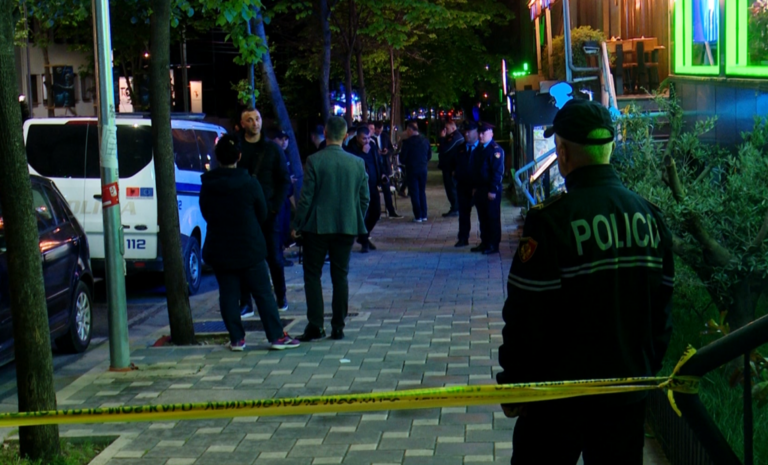 Një shtrëngim dore shkak i sherrit. 8 në pranga, në kërkim 51-vjeçari që qëlloi me armë