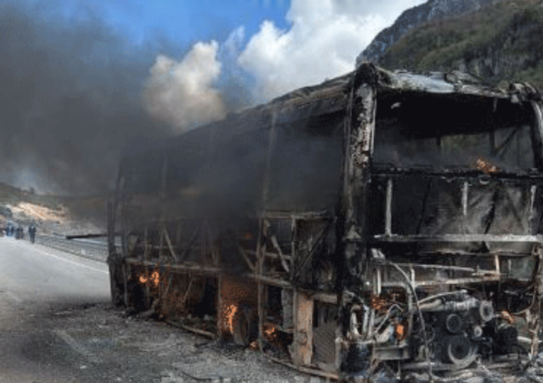 Autobusi i linjës Sarandë-Tiranë bëhet shkrum e hi