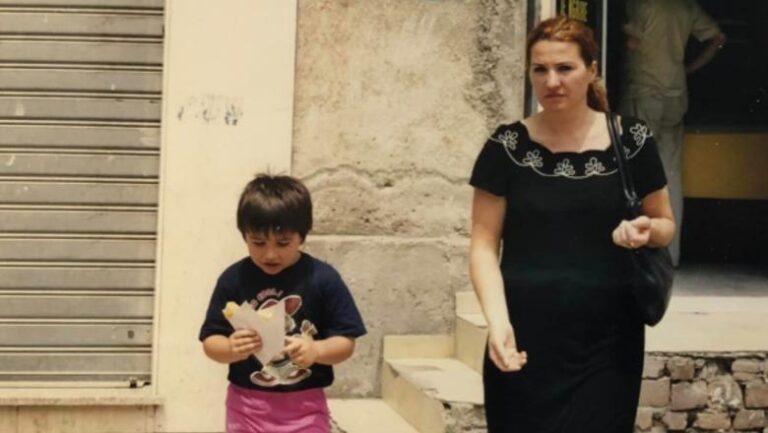 Humbi djalin e vetëm, Flutura Açka: 7 vite më të gjatat pa ty