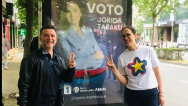 Braçe dhe ministrja e PS-së bëjnë foto para posterit të Jorida Tabakut
