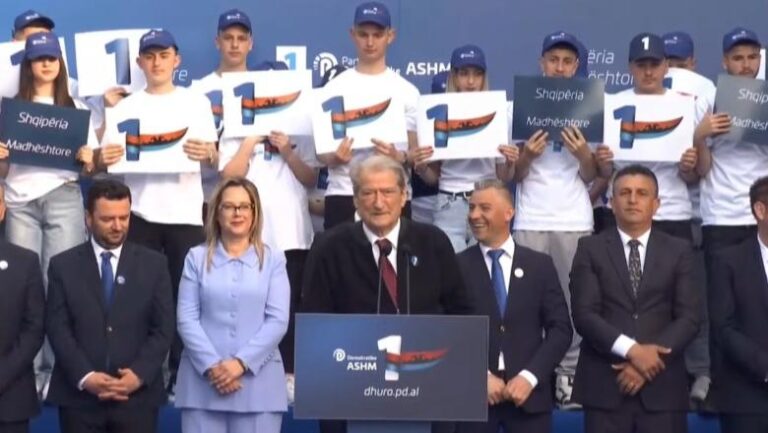 Berisha mbyll fushatën në Korçë: Rama erdhi këtu si pazarxhi, donte të blinte Ilir Vrenozin! Vendi po braktiset