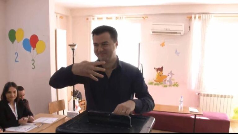 Basha voton bashkë me vajzën: Sot keni një të drejtë të çmuar!