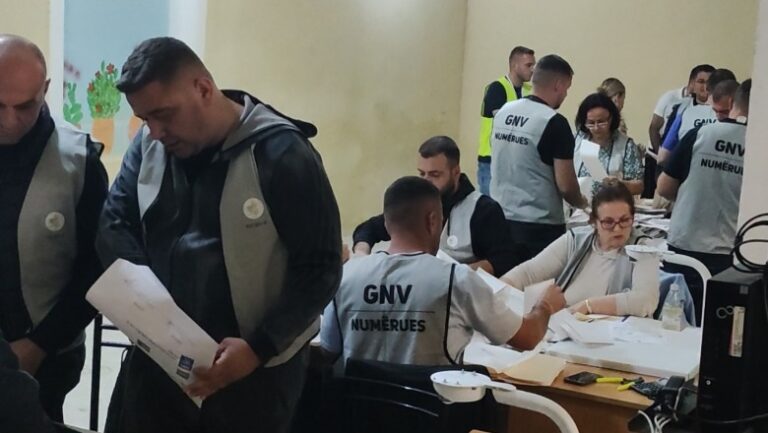 Nis numërimi i kutive në qarkun Berat, hapen kutitë e para në Kuçovë