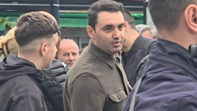 FOTOLAJM/ Protesta, Këlliçi vishet si Zelensky