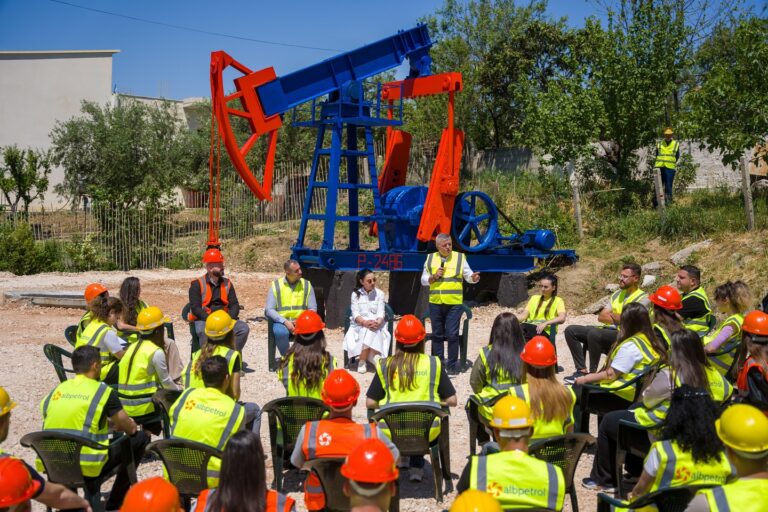 Balluku me inxhinierët e rinj që i janë bashkuar Albpetrolit: Kontribut i vyer për vendin, garancia më e madhe e vazhdimësisë